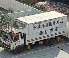 公司售服對(duì)機(jī)場(chǎng)中央廚房系統(tǒng)冷卻用冷水機(jī)進(jìn)行回訪，發(fā)現(xiàn)風(fēng)險(xiǎn)，解決問(wèn)題